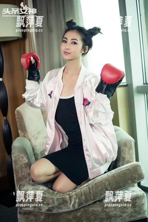 TouTiao头条女神-刘瑾希 TouTiao头条女神 - 一双网袜引发的美图狂热,刘瑾希让你欲罢不能,快下载!