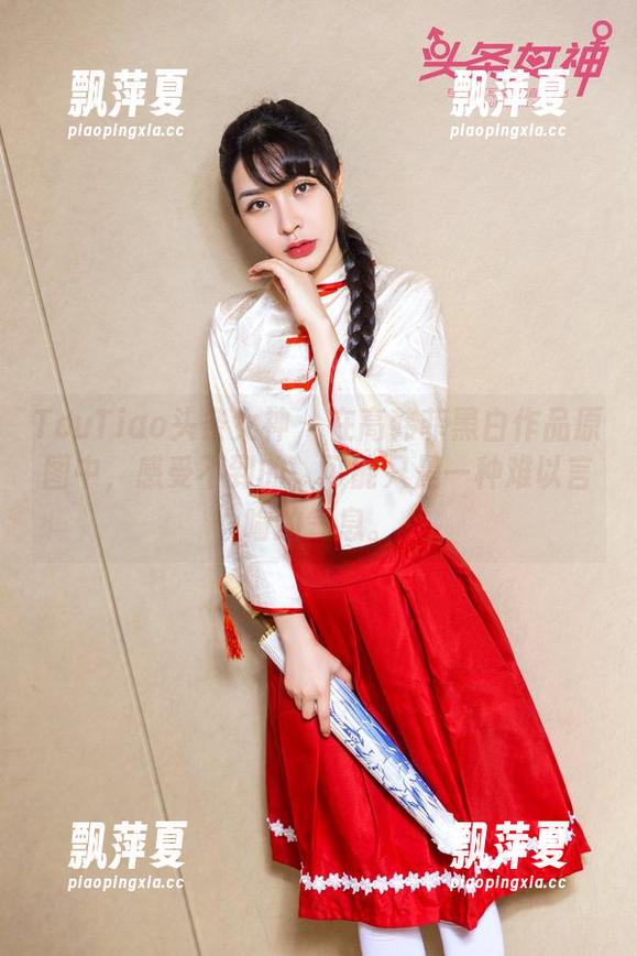 TouTiao头条女神 - 在高韩菲黑白作品原图中，感受不到的，可能只是一种难以言喻的气息。