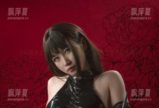 Uki雨季 Uki雨季全套写真:修女黑胶衣,谁说宗教不能性感?