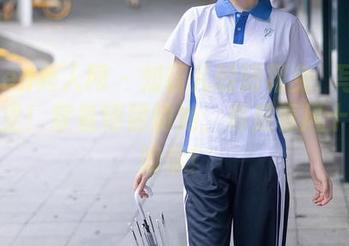 Xiuren秀人网 – 刘钰儿的短裙免費写真：看这里！穿着短裙的她，真是春风十里不如你！