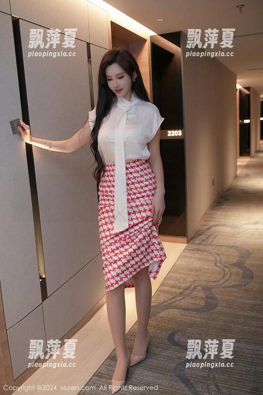 Xiuren秀人网 - 精选图鉴：糯美子mini和她的粉色衬衫黑丝叙事