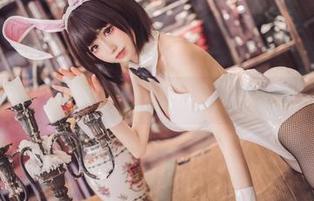 制服写真新体验：乖乖衣宝带你探索神秘衣橱