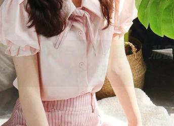 初夏女神 – 依依与泳池的夏天：私房里的水光潋滟
