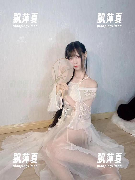 微密圈 - 2023年舰长福利写真：十万口草莓粥粥带你领略什么叫真实的美好