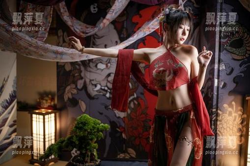 坏露露香宝 坏露露香宝图集更新:泳衣秀场,谁能拒绝这么美的水花呢?