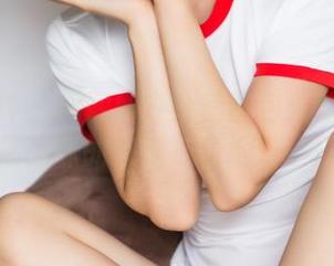 头条女神 – 周熙妍办公室图包：再不会把榴莲味的快递放错地方了！