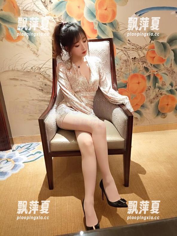 小女巫露娜的花艺之旅，探索花卉套图的神秘花园