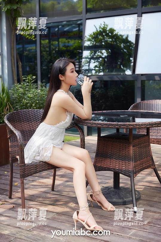 尤蜜荟-奶茶Emily 尤蜜荟 - 腿长到能当手杖!奶茶Emily长腿全集火热下载中!