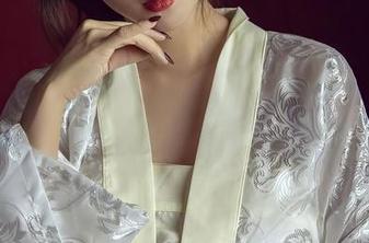 尤蜜荟 – 易阳写真集：玉颜艳春红，谁说春天就该温柔？