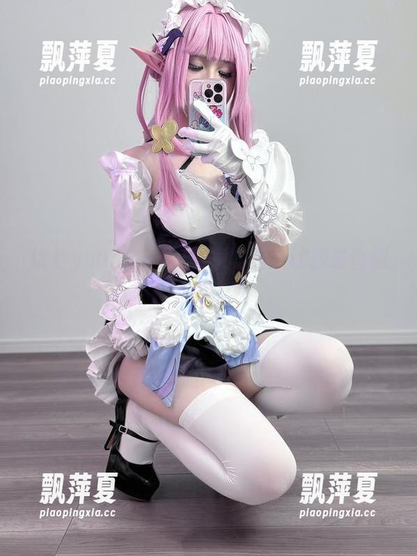 幼爱youmeko的居家写真：让沙发也能时尚走秀