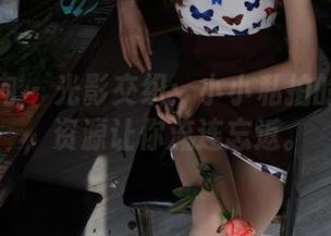 异思趣向 – 光影交织：小小私拍的红黑配，资源让你流连忘返。
