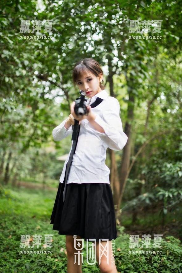 果团网-蜜桃Q妹儿 果团网 - 图库狂欢!蜜桃Q妹儿的美脚带你进入“妩媚”世界!