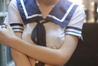 模范学院 – 小奶瓶呜呜的裤里丝背后的秘密：一组绝对不正经的作品集原图！