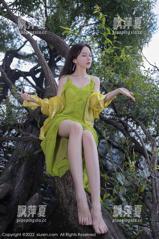 秀人网 - 不会吹的z杯悠悠制服写真：无圣光的撩人瞬间