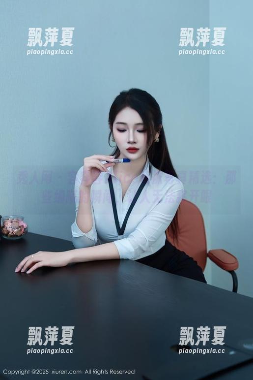 秀人网-容容容Alice 秀人网 - 容容容Alice棉袜写真精选:那些细腻的瞬间,让人无法移开眼