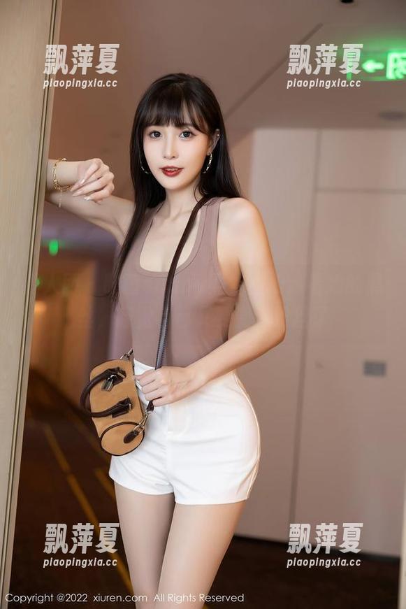 秀人网 - 晓茜sunny黑丝图册：看她的黑丝，感觉自己又要变成粉丝了