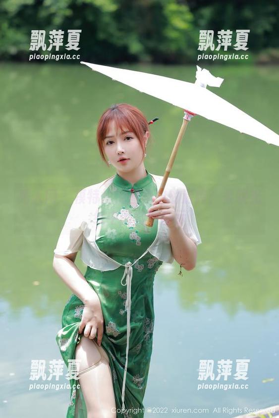 秀人网-模特悦悦 秀人网 - 模特悦悦图集中的清纯:柔软光线中的微妙暗示