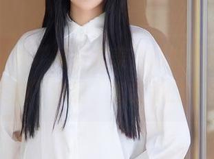 秀人网 – 在“风景尤美”的世界里，试试她的“美脚”套图，直击你的内心深处！