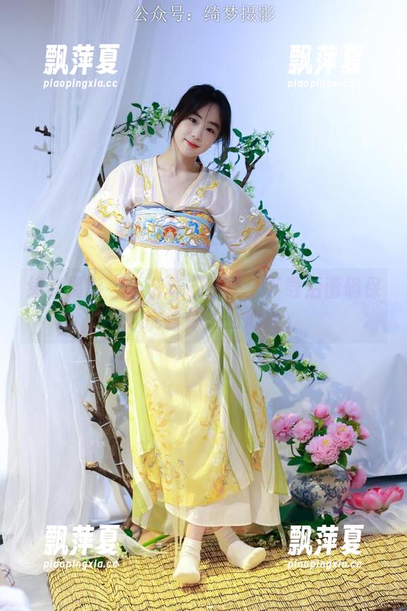 绮梦摄影-小艺 绮梦摄影 - 小艺泳衣图集:下载后请确保有人能替你捡回心碎。