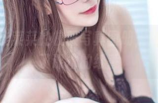 翻开翎柒菜菜的校服写真图册，隐约闻到了课本的纸香