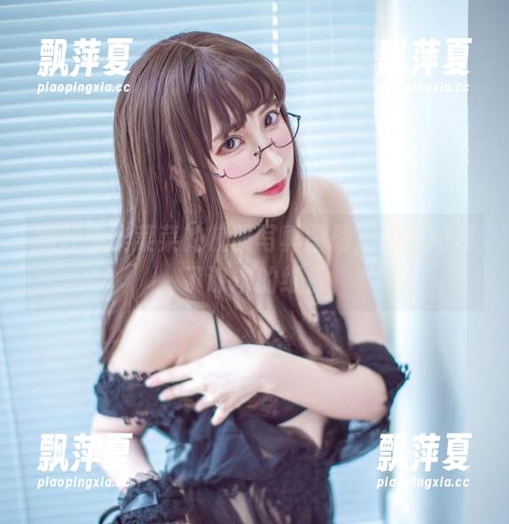 翻开翎柒菜菜的校服写真图册，隐约闻到了课本的纸香