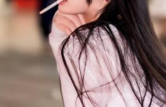 落落Raku的白衣小猫Kitten作品精选：每一张都像打了光，柔柔的让人不自觉想靠近。