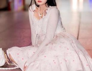在透明的世界里：落落Raku用写真拯救了我的cos梦想，竟然这么好看。