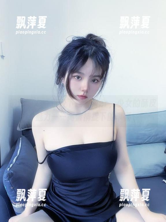 微密圈 - 一口咬下葱油饼er，少女的酥皮魅力——高清捕捉下的幸福