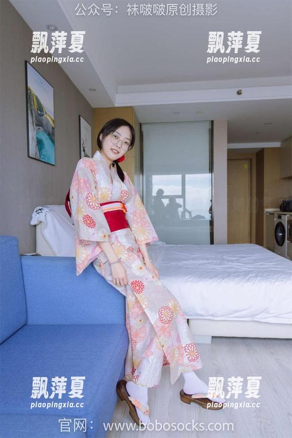 袜啵啵-小安 袜啵啵 - 小安私房美图:白棉袜与她的气质,完美邂逅。