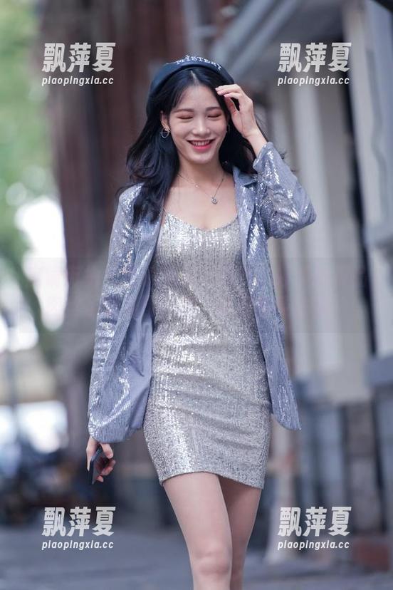 魔镜街拍-婷婷 魔镜街拍 - 谁说寒风不能辣?婷婷的极品肉丝圣诞美图私拍,让你感受热浪!