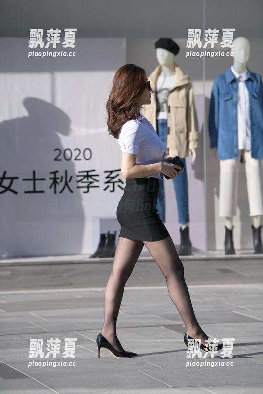 魔镜街拍-婷婷 魔镜街拍 - 婷婷的工作日常:私拍资源,看销售主管如何hold住全场!