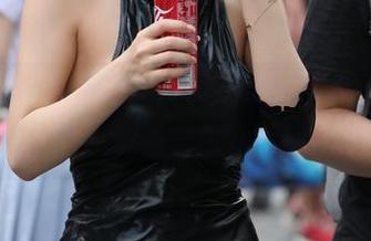 魔镜街拍 – 最新分享：你见过曼曼修女的另一面吗？简直太意外了！