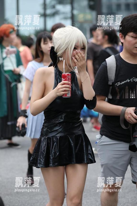 魔镜街拍 - 最新分享：你见过曼曼修女的另一面吗？简直太意外了！