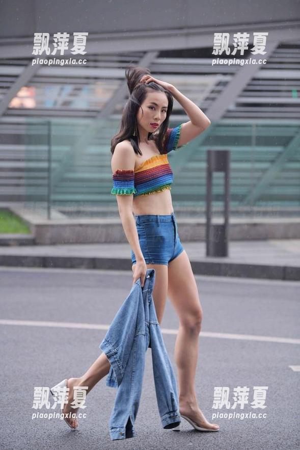 魔镜街拍 原图大放送:魔镜街拍微胖女郎,牛仔短裙魅力满分,快来分享呀!