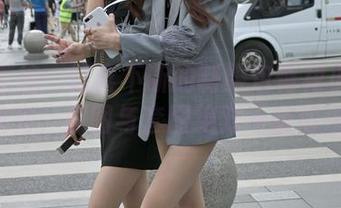 魔镜街拍：惊喜不断的制服包臀裙小姐姐2教室，原图与套图绝对不容错过！
