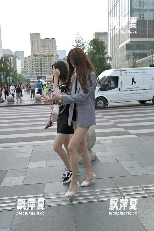 魔镜街拍 魔镜街拍:惊喜不断的制服包臀裙小姐姐2教室,原图与套图绝对不容错过!